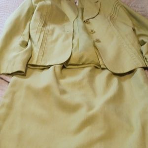 Skirt suit